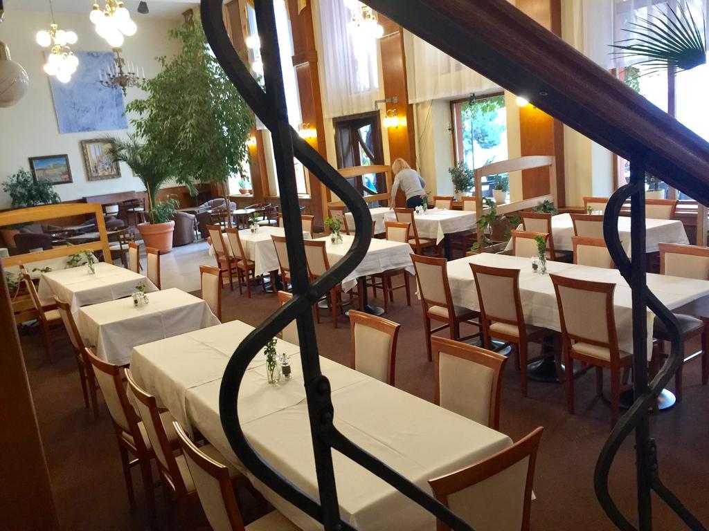 ホテル&ペンジオン グランド マテイ Banská Štiavnica エクステリア 写真